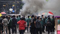 Kawasan di sekitar Gedung DPRD Jawa Barat pun tampak padat oleh demonstran, meski begitu situasi di depan gedung dewan terpantau kondusif, sebabnya polisi berpakaian preman memilah sejumlah pihak yang tak jelas identitasnya.