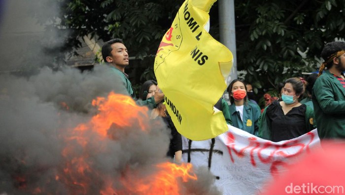 Sejumlah mahasiswa melakukan aksi unjuk rasa menolak disahkannya UU Cipta Kerja. Aksi itu digelar di depan Gedung DPRD Provinsi Jawa Barat.