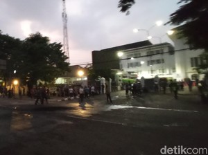 Demonstran Berhasil Dipukul Mundur, Gedung DPRD Jabar Masih Dijaga Polisi