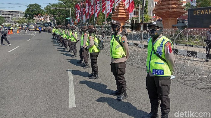 Hari Ini Buruh Kembali Demo Tolak Omninbus Law di Surabaya