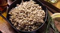 Quinoa sempat sangat tren di kalangan pelaku hidup sehat karena kaya protein dan serat. Cara bacanya bukan quinoa, tetapi keen-wah. Jangan salah lagi ya! Foto: iStock
