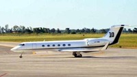 Messi diketahui membeli jet pribadi Gulfstream V 2004 buatan tahun 2002. Messi membelinya pada 2018, seharga 15 juta euro. Selain itu, ekor pesawatnya juga diberi nomor 10, yang merupakan nomor punggung Messi. Foto: (dok. Istimewa)