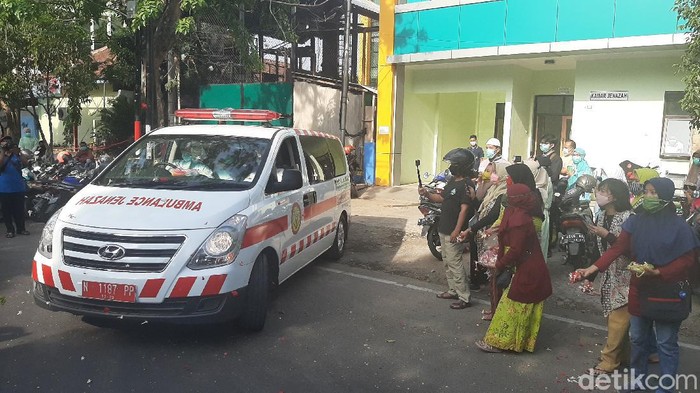 Pemkot Problinggo berduka. Kepala Dinas Pertanian, Ketahanan Pangan dan Perikanan Kota Probolinggo meninggal terpapar COVID-19.