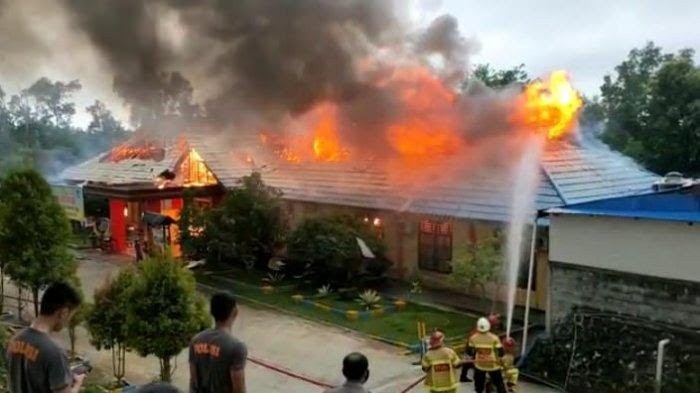 Kantor Polisi Air dan Udara (Polairud) Polda Kaltim, di Jalan Baru Margomulyo, Balikpapan Utara, terbakar pada Rabu (7/10)  (dok Istimewa)