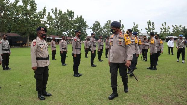 Kapolda Sumut, Irjen Martuani Sormin, memimpin apel pemberangkan 100 personel Brimob ke Jakarta (dok Istimewa)