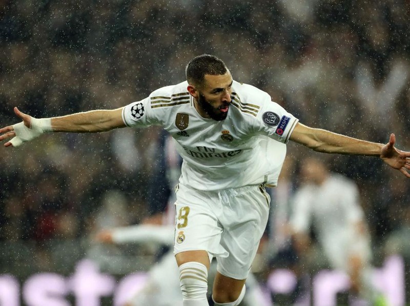 MADRID, SPAIN - NOVEMBER 26: Karim Benzema of Real Madrid celebrates after scoring his team's first goal during the UEFA Champions League group A match between Real Madrid and Paris Saint-Germain at Bernabeu on November 26, 2019 in Madrid, Spain. (Photo by Angel Martinez/Getty Images)