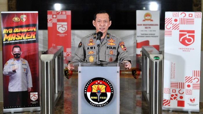 Kepala Biro Penerangan Masyarakat Polri Brigjen Pol Awi Setiyono memberikan keterangan pers terkait penangkapan terduga teroris di Kantor Bareskrim Polri, Jakarta, Senin (5/10/2020). Tim Densus 88 Antiteror Polri berhasil menangkap empat terduga teroris berinisial MN, MTA, NMMK, dan IG di sejumlah tempat yang berbeda di Bekasi, Jawa Barat pada Minggu 4 Oktober 2020. Para terduga tersebut disinyalir tergabung dalam jaringan Jamaah Islamiyah. ANTARA FOTO/Sigid Kurniawan/pras.