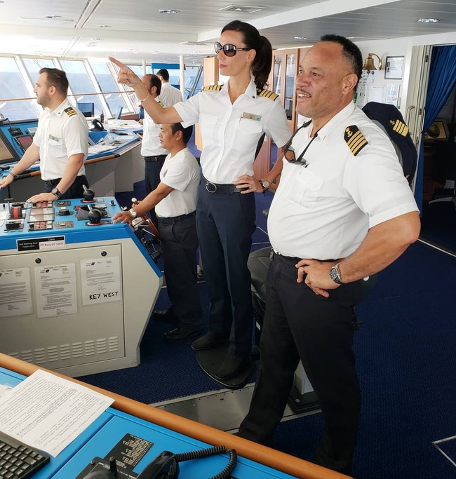 Kate McCue belakangan viral di TikTok setelah menanggapi sebuah komentar seksis dari seorang netizen mengenai How can you be a caption? Your only a woman. Yang membuatnya jadi perbincangan adalah cara wanita tersebut menanggapinya yang dianggap elegan dan lucu. Foto: Instagram @captainkatemccue