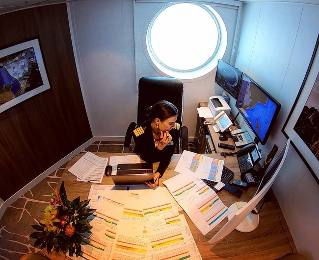 Bukan pemandangan yang mudah ditemui di keseharian, Kate pun mengabadikan pengalamannya menahkodai sekaligus keliling dunia dengan kapal pesiar lewat TikTok dan Instagram. Ia punya cukup banyak penggemar.  Foto: Instagram @captainkatemccue