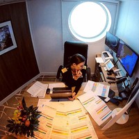 Bukan pemandangan yang mudah ditemui di keseharian, Kate pun mengabadikan pengalamannya menahkodai sekaligus keliling dunia dengan kapal pesiar lewat TikTok dan Instagram. Ia punya cukup banyak penggemar.  Foto: Instagram @captainkatemccue