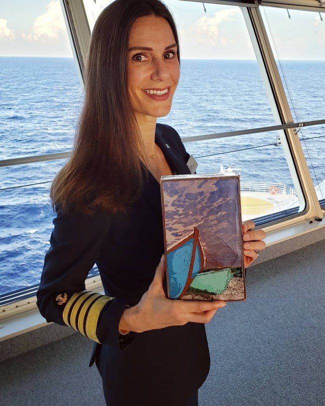 Kate mengawali kariernya ketika mengambil jurusan perkapalan di usia 16 tahun. Dari hanya menjadi petugas biasa, akhirnya ia dipercaya menjadi kapten kapal 13 tahun lalu. Foto: Instagram @captainkatemccue