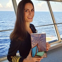 Kate mengawali kariernya ketika mengambil jurusan perkapalan di usia 16 tahun. Dari hanya menjadi petugas biasa, akhirnya ia dipercaya menjadi kapten kapal 13 tahun lalu. Foto: Instagram @captainkatemccue