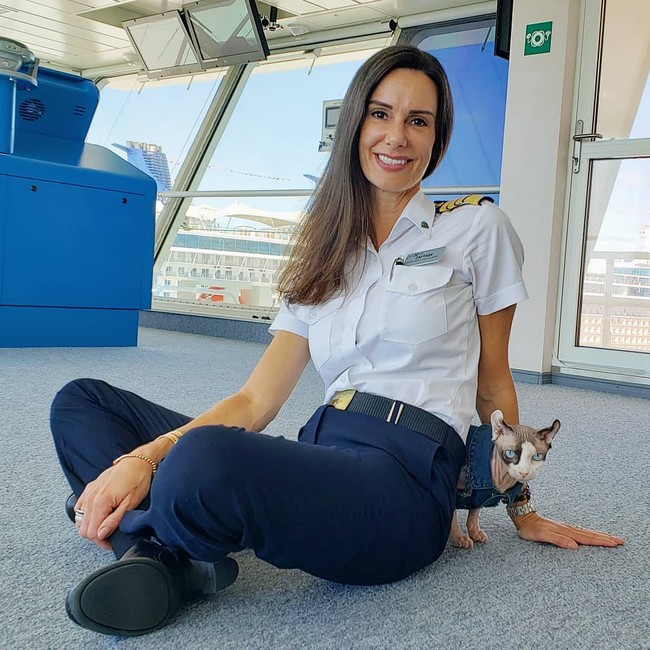 Wanita cantik itu pun sudah 13 tahun menjalani profesi sebagai kapten kapal besar. Menurutnya bagian terbaik dari pekerjaan ini adalah bisa bepergian sepanjang waktu. Bayangan bisa melakukan ini sebagai sebuah karier aku pikir menakjubkan, bisa bersenang-senang selalu dan bepergian dengan kapal, ungkapnya kepada Telegraph.  Foto: Instagram @captainkatemccue