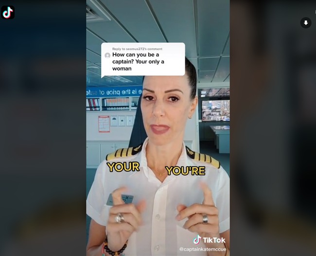 Biasanya saat aku scrolling komentar dan melihat sesuatu seperti ini, aku tidak akan mempedulikannya dan melanjutkan hidup tapi aku pikir ini waktunya untuk aku meluruskan karena sekarang 2020 and di zaman ini, aku terkejut ada orang yang tidak bisa membedakan your and youre ucapnya di akun TikTok @captainkatemccue. Foto: Instagram @captainkatemccue