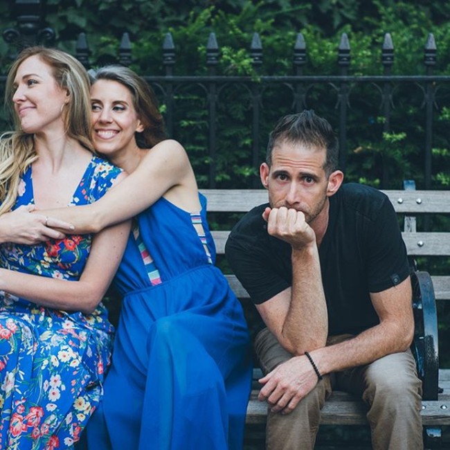 Demi mencari kehidupan baru, pengusaha bernama Shai Fishman rela menceraikan istri yang sudah dinikahinya selama 19 tahun. Kini Shai menjalin asmara dengan dua wanita sekaligus yang dia temui lewat online. Foto: Instagram/@shai_the_poly_guy