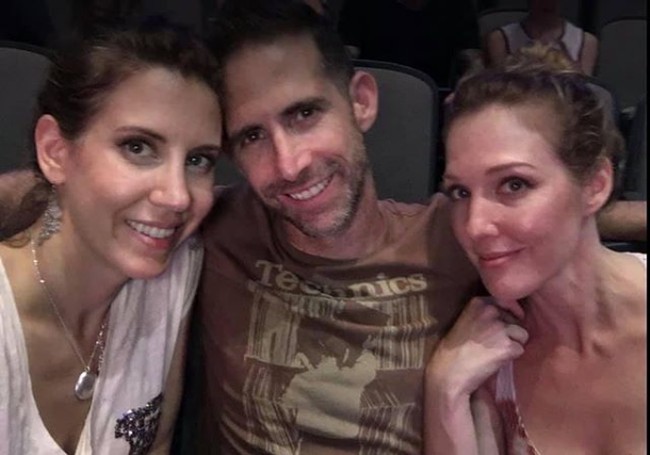 Pria 46 tahun ini mengatakan, keinginan untuk menjalani hubungan poliamori datang setelah dia menonton acara berjudul Big Love & Polyamory dan Married and Dating. Setelah perdebatan panjang, Shai dan Danielle akhirnya sepakat untuk mencoba poliamori. Tapi hanya berlangsung selama tujuh bulan karena Danielle tidak tahan melihat suaminya bersama wanita lain. Foto: Instagram/@shai_the_poly_guy