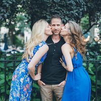 Pengusaha asal Pennsylvania, Amerika Serikat itu pun mencoba menjelaskan dan memberi pemahaman kepada anak-anaknya tentang poliamori. Mereka pun bisa menerimanya, meskipun terkadang juga khawatir tentang pandangan orang-orang di lingkungannya. Foto: Instagram/@shai_the_poly_guy