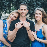 Seperti dilansir The Sun, Shai Fish baru menyadari bahwa kehidupan monogamus, alias hidup dengan satu pasangan dalam satu waktu bukanlah sesuatu yang benar-benar diinginkannya. Setelah menikah hampir dua dekade dia pun berpisah dengan istrinya. Foto: Instagram/@shai_the_poly_guy