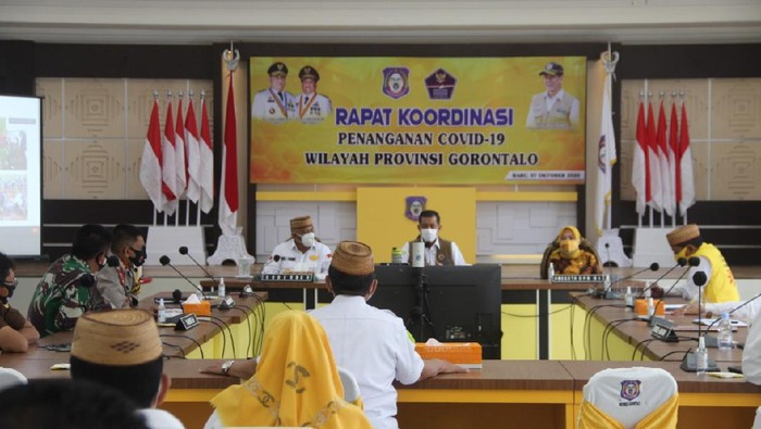 Kepala BNPB RI, Letjen TNI Doni Monardo saat memimpin rakor penanganan Covid-19 di Provinsi Gorontalo. Kapolda Kapolda Gorontalo Irjen Pol. Akhmad Wiyagus dan Danrem 133/NW Brigjen TNI Czi. Bagus Antonov Hardito (dok Istimewa)