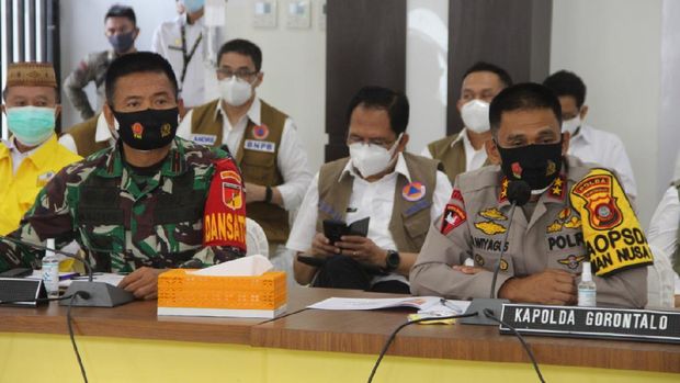 Kepala BNPB RI, Letjen TNI Doni Monardo saat memimpin rakor penanganan Covid-19 di Provinsi Gorontalo. Kapolda Kapolda Gorontalo Irjen Pol. Akhmad Wiyagus dan Danrem 133/NW Brigjen TNI Czi. Bagus Antonov Hardito (dok Istimewa)