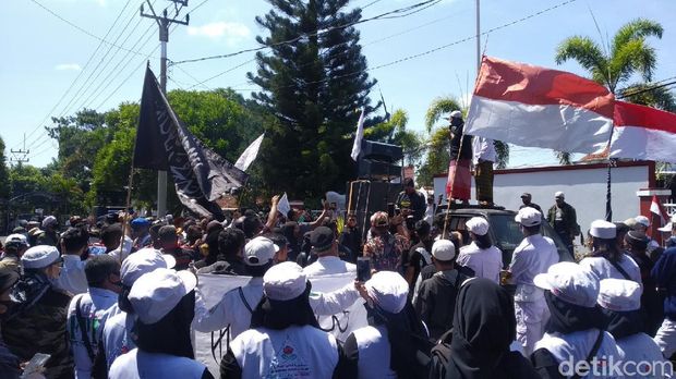 Massa tergabung dalam Forum Masyarakat Peduli Kuningan menggelar aksi di depan gedung DPRD Kuningan Rabu (7/10/2020). Mereka menuntut Nuzul Rachdy mundur dari jabatannya sebagai Ketua DPRD.