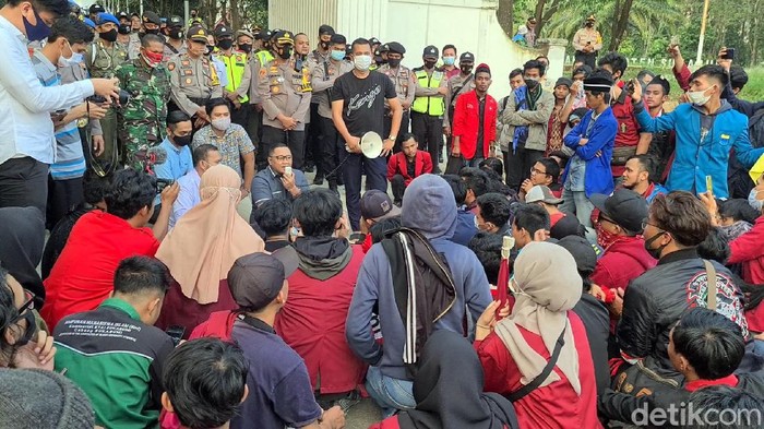 Ketua DPRD Sukabumi Yudha Sukmagara temui demonstran tolak Omnibus Law.