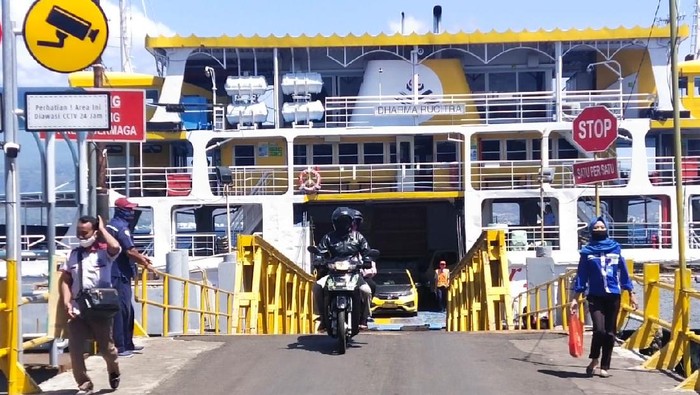 Penumpang KMP Dharma Rucita dievakuasi.