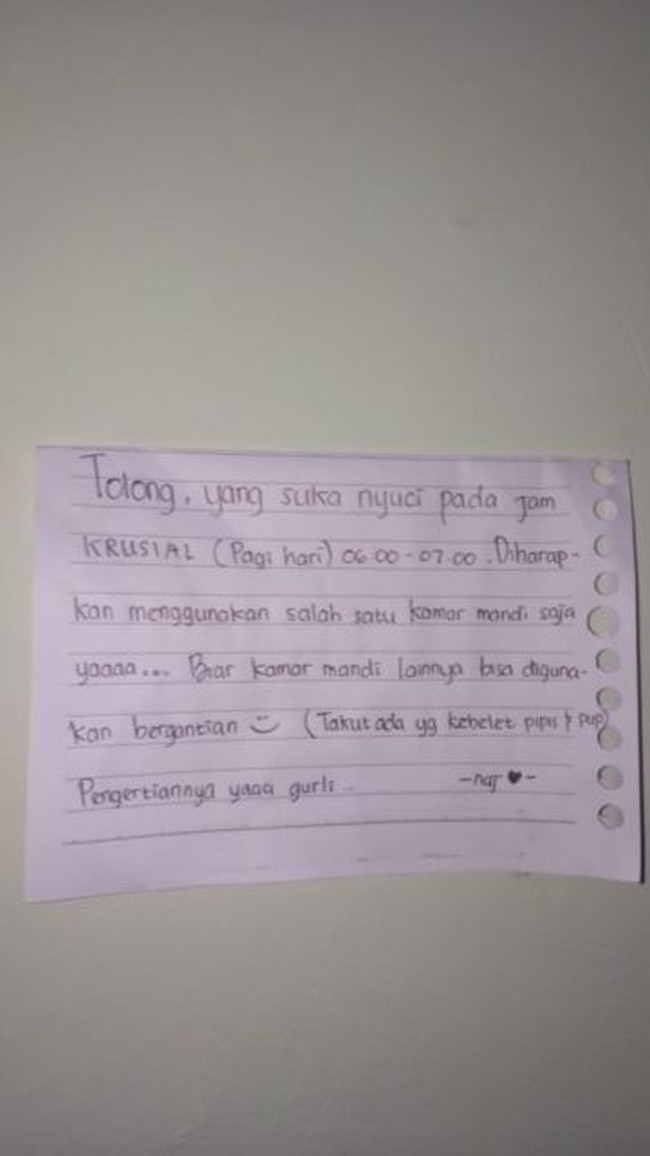 Saking kesal karena kamar mandi selalu penuh dipakai untuk mencuci pakaian, anak kos yang satu ini sampai menempelkan tulisan di dinding. Memang cuciannya sebanyak apasih sampai harus pakai 2 kamar mandi? Foto: Twitter/@howtodresvvell
