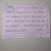Saking kesal karena kamar mandi selalu penuh dipakai untuk mencuci pakaian, anak kos yang satu ini sampai menempelkan tulisan di dinding. Memang cuciannya sebanyak apasih sampai harus pakai 2 kamar mandi? Foto: Twitter/@howtodresvvell