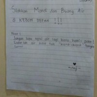 Emang paling nyebelin kalau harus pakai kamar mandi bersama-sama, ditambah lagi ada pengguna kamar mandi lain yang tidak mau sama-sama menjaga kebersihan. Foto: Twitter/@howtodresvvell