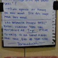 Kosan yang satu ini sepertinya banyak banget ya masalah di kamar mandinya. Tidak cuma karena embernya yang selalu dibiarkan kosong tetapi juga airnya yang kotor dan harus disaring dulu. Foto: Twitter/@howtodresvvell