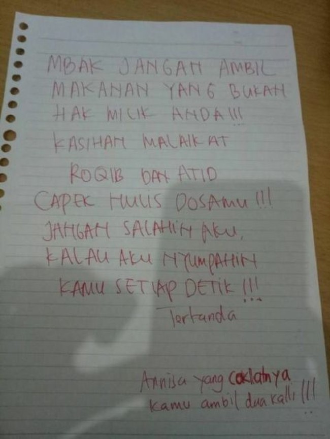 Beginilah nasib anak kos yang kalau pakai kulkas harus bersama-sama. Kadang jadi ada yang lupa kalau barang-barang di dalamnya bukan milik bersama. Foto: Twitter/@howtodresvvell