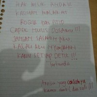 Beginilah nasib anak kos yang kalau pakai kulkas harus bersama-sama. Kadang jadi ada yang lupa kalau barang-barang di dalamnya bukan milik bersama. Foto: Twitter/@howtodresvvell