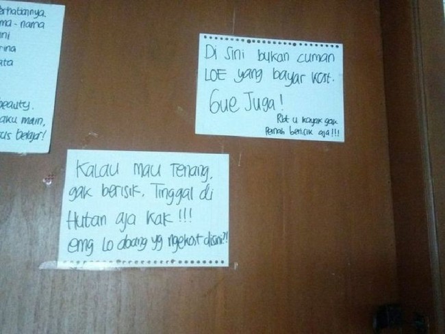 Sampe banyak gini tempelannya. Lama-lama bisa penuh nih satu pintu sama tempelan dinding yang isinya marah-marah gini. Foto: Twitter/@howtodresvvell