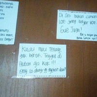 Sampe banyak gini tempelannya. Lama-lama bisa penuh nih satu pintu sama tempelan dinding yang isinya marah-marah gini. Foto: Twitter/@howtodresvvell