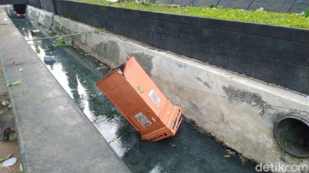 Kotak pos yang terlepas dari tempatnya usai aksi demo tolak Omnibus Law UU Cipta Kerja di DPRD Jateng, Kota Semarang, Rabu (7/10/2020).