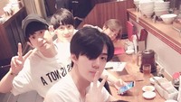 Lay bergabung dengan EXO tahun 2012. Namun kini ia disibukkan dengan aktivitas solo dan lebih aktif di China. Begini kedekatannya dengan member EXO saat menikmati ramen. Foto: Instagram @layzhang