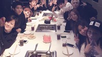 Bersama dengan rekannya, Lay EXO terlihat akrab sambil menikmati hot pot yang lezat. Foto: Instagram @layzhang
