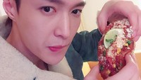 Hotdog jadi salah satu makanan yang disukainya. Begini pose tampannya ketika melahap roti isi sosis, sayuran, dan aneka saus ini. Foto: Instagram @layzhang