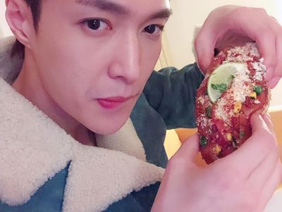 Lay EXO Ultah ke-29, Begini Momennya Saat Lahap Hot Dog