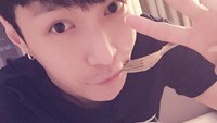 Makan seorang diri di kamar, Lay EXO membagikan potretnya. Ia terlihat sedang menikmati nasi putih dengan seporsi makanan berkuah. Foto: Instagram @layzhang