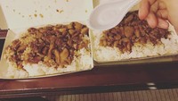 Lay EXO juga kerap membagikan foto makanan yang sedang disantap olehnya. Kali ini adalah nasi putih dengan topping olahan daging. Foto: Instagram @layzhang