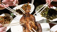 Berada di sebuah restoran, Lay EXO tak mau ketinggalan mengabadikan makanan yang disantapnya. Berupa satu ekor ayam panggang. Foto: Instagram @layzhang