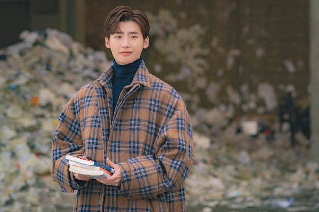 6. Lee Jong SukMeski belum lagi terlibat dalam proyek drama, Lee Jong Suk yang baru keluar dari wajib militer ini masih menjadi favorit para penonton di 2021. Selain tampan, pemain Romance is a Bonus Book tersebut sering bikin iri wanita dengan kulitnya yang bening dan mulus. Foto: (dok. Netflix)