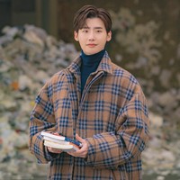 6. Lee Jong SukMeski belum lagi terlibat dalam proyek drama, Lee Jong Suk yang baru keluar dari wajib militer ini masih menjadi favorit para penonton di 2021. Selain tampan, pemain Romance is a Bonus Book tersebut sering bikin iri wanita dengan kulitnya yang bening dan mulus. Foto: (dok. Netflix)