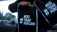 Salah satu poster yang dibawa oleh para mahasiswa saat melakukan aksi protes disahkannya UU Cipta Kerja adalah poster bertuliskan #Mosi Tidak Percaya kepada para wakil rakyat yang duduk di gedung DPR.