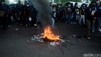 Selain melakukan long march, aksi bakar ban juga tampak menghiasi aksi protes menolak disahkannya UU Cipta Kerja.