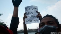 Tampak para mahasiswa juga tampak mengenakan masker saat melakukan aksi protes menolak disahkannya UU Cipta Kerja.