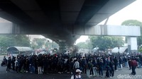 Diketahui, aksi unjuk rasa mahasiswa yang digelar sejak siang hari ini mendapat pengawalan ketat dari aparat kepolisian. Rencananya, aksi dengan massa yang lebih besar dan mengepung gedung DPR RI akan dilakukan besok, Kamis (8/10) bersama elemen buruh dan pekerja.