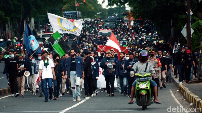 Mahasiswa di Jakarta Turun ke Jalan Tolak UU Cipta Kerja Sejumlah mahasiswa menggelar aksi unjuk rasa di Jakarta. Aksi itu digelar untuk menolak disahkannya UU Cipta Kerja.